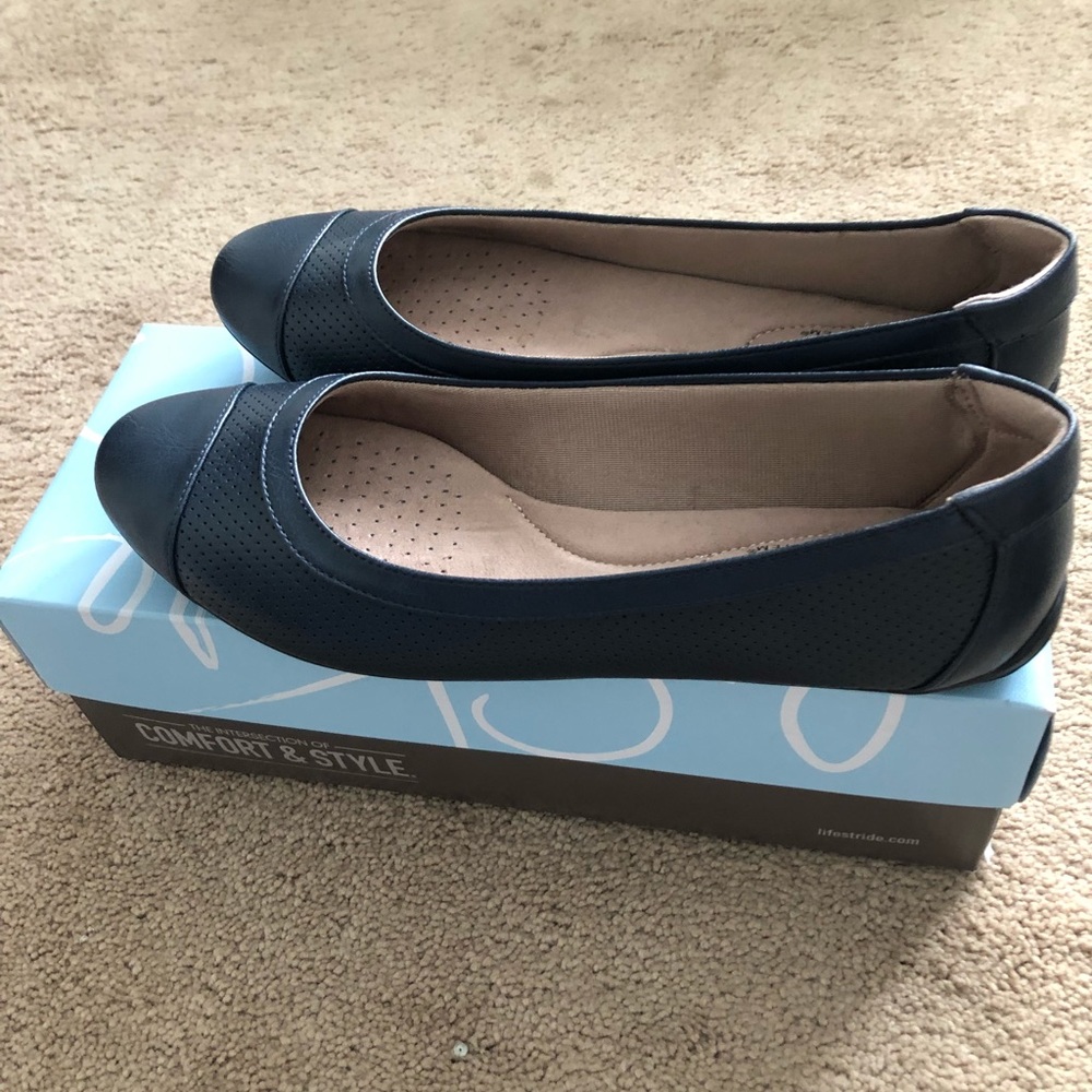 Women’s Life Stride Navy flats size 8
